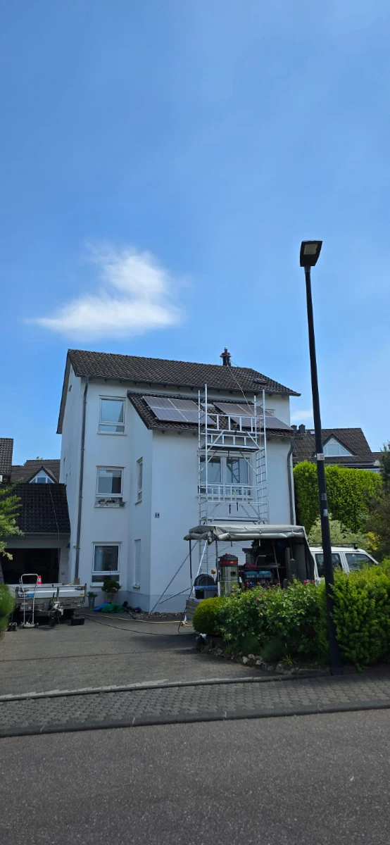 Dreistöckiges Wohnhaus mit Gerüst zur Fassadenreinigung